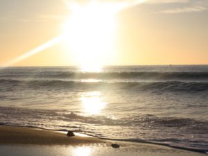 Photo d'une plage avec un soleil couchant