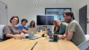Lucie, Tibo, Aline, Emmanuelle, Anna-Livia et Simon autour d'une table de réunion