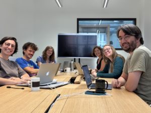 Lucie, Tibo, Aline, Emmanuelle, Anna-Livia et Simon autour d'une table de réunion